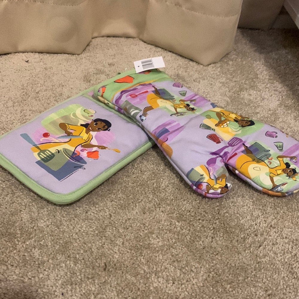 2022 Disney Epcot International Food Wine Festival Tiana Kitchen Mitt& Pot Hold